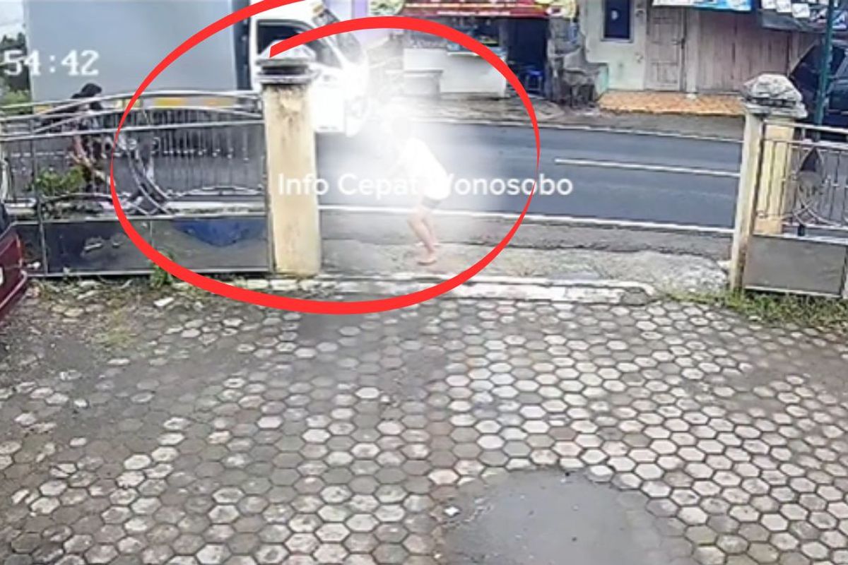 Rekaman CCTV anak berusia 6 tertabrak mobil boks setelah berlari ke jalan raya. Peristiwa terjadi di Wonosobo pada Rabu (8/4/2026).