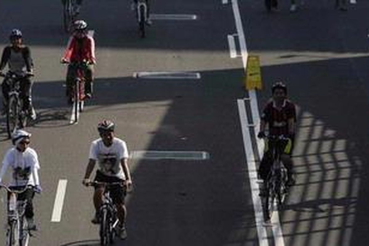 Pesepeda melintas jalan protokol yang lengang pada hari bebas kendaraan bermotor di Jalan Thamrin, Jakarta Pusat, Minggu (30/5/2010). Penutupan yang berlangsung sejak pukul 06.00 hingga 12.00 digunakan oleh warga untuk bermacam aktivitas olahraga. 