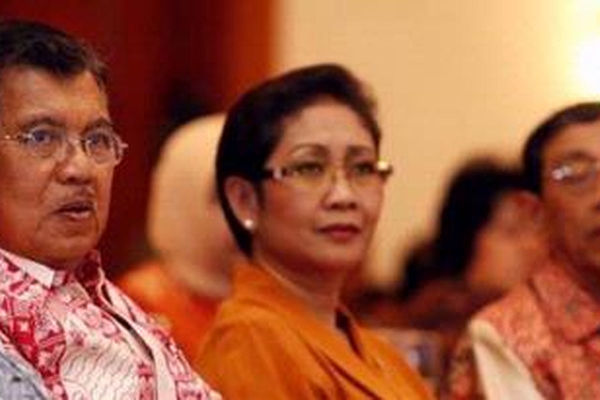 Mantan Wakil Presiden Jusuf Kalla  bersama mantan Ketua Palang Merah Indonesia (PMI) lama, Marie Muhammaad (paling kanan) dan Menteri Kesehatan, Endang Rahayu Sedyaningsih. 