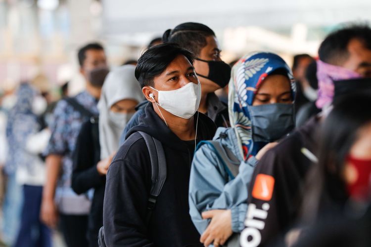 Ilustrasi Pemberlakuan Pembatasan Kegiatan Masyarakat (PPKM) di stasiun kereta.