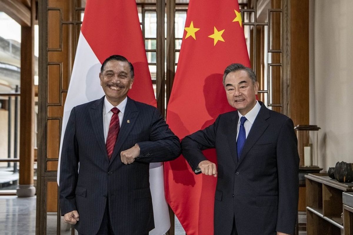 Menlu China Wang Yi berjumpa dengan Menko Luhut Binsar Pandjaitan membahas penguatan kerja sama antara China dengan Indonesia di Provinsi Yunnan, China barat daya, Republik Rakyat China, Jumat (9/10/2020).