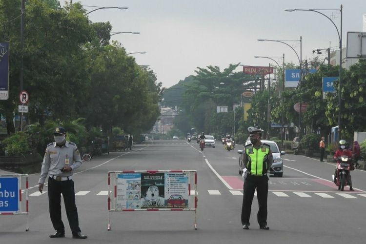 Rekayasa lalu lintas di dalam kota Purwokerto, Kabupaten Banyumas, Jawa Tengah, untuk menangkal kendaraan plat luar daerah melintasi Purwokerto. 