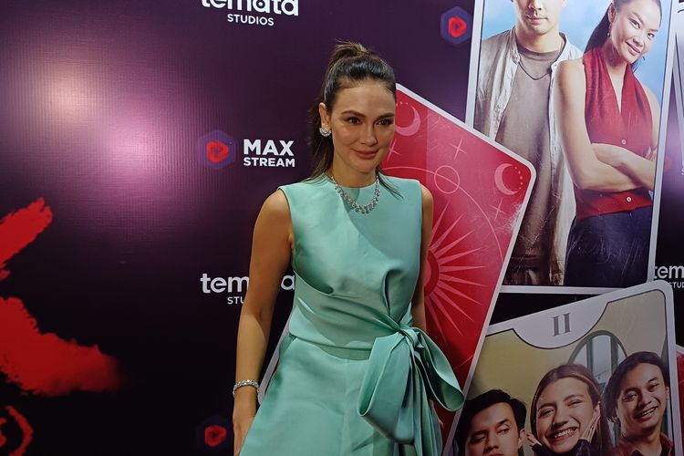 Artis Luna Maya sekaligus sutradara serial CKCKCK episode Cari Kaga usai konferensi pers di CGV Grand Indonesia, Jakarta Pusat, Selasa (30/1/2024).