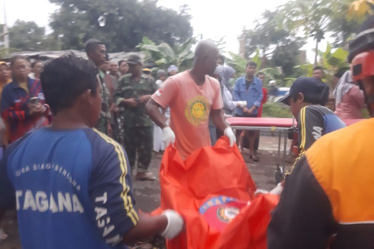 Satimah (59) warga Desa Tenggir, Kecamatan Panji, Kabupaten Situbondo, Provinsi Jawa Timur tewas mengenaskan setelah terjebak kebakaran pada Kamis (30/1/2025) pukul 02.00 WIB. 