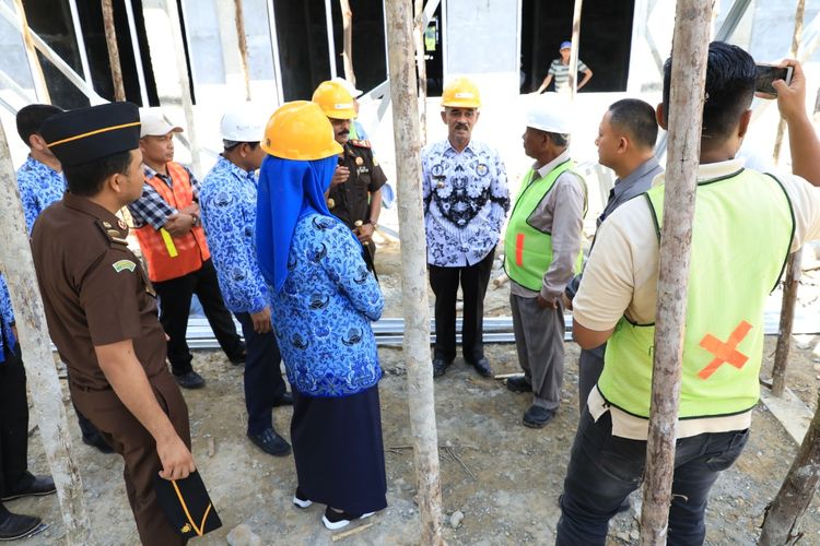 Bupati Aceh Utara, Muhammad Thaib, meninjau pembangunan rumah sakit pratama di Desa Alue Muden, Kecamatan Lhoksukon, Aceh Utara, Senin (25/11/2019)