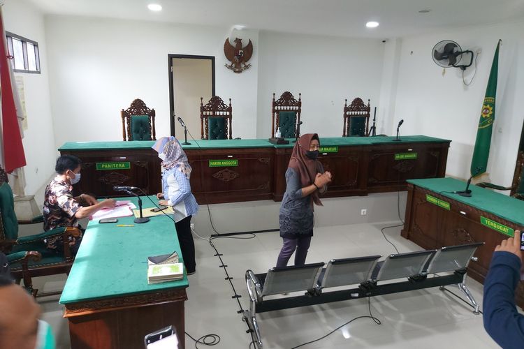 J usai menghadiri sidang putusan terhadap anaknya G yang dilakukan secara daring di Pengadilan Negeri Bengkulu, Jumat (4/3/2022).