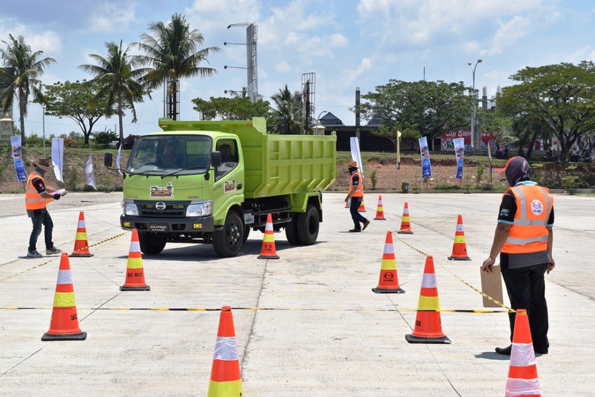 Kompetisi Safety Driving Hino, tes zig-zag.