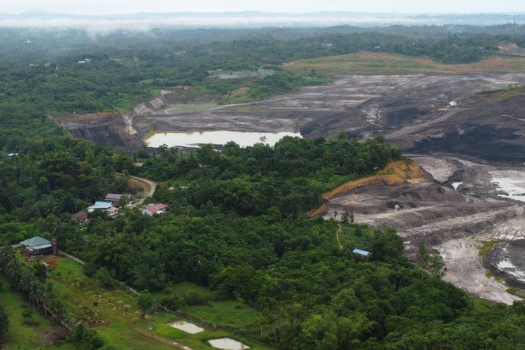 Sejumlah warga di Kelurahan Amborawang Darat, Kecamatan Samboja Barat, Kabupaten Kutai Kartanegara, mengaku kehilangan lahan yang diduga diserobot oleh perusahaan tambang batu bara, Senin (17/11/2025).