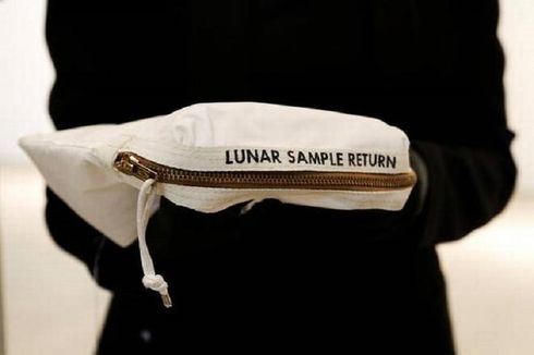 Tas Apollo 11 dengan Jejak Debu Bulan Terjual Rp 24 Miliar