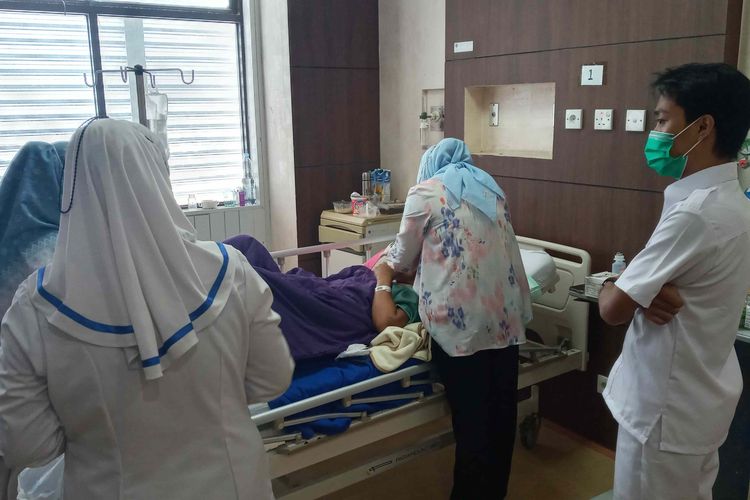 Tim medis saat memeriksa kondisi Nurlaela di RSUD Soekarno Bangka Belitung, Selasa (5/12/2023).