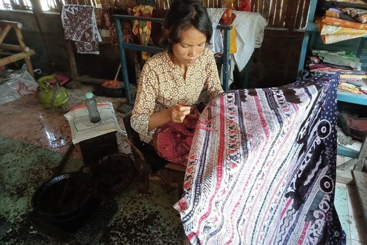 Salah seorang pekerja di Rumah Batik Senang Hati milik Carwati, di Kompleks Paoman, Indramayu, sedang membatik.