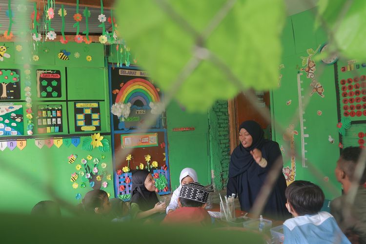 Uye saat mengajar mata pelajaran seni budaya di SD inklusi Rumah Ceria Medan di Jalan Bunga Cempaka Padang Bulan, Kecamatan Medan Selayang, Kota Medan, Rabu (25/10/2023).