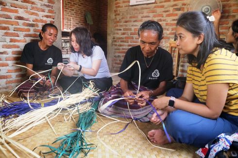 Begini Proses Pembuatan Anyaman Flores Timur yang Kian Mendunia