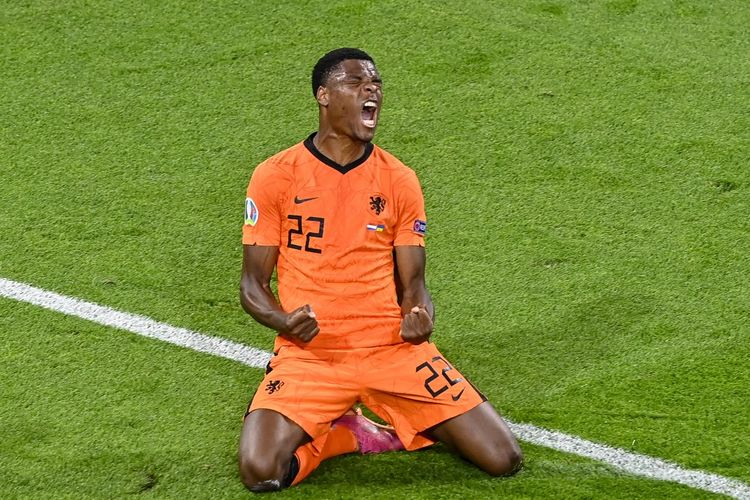 Denzel Dumfries melakukan selebrasi usai mencetak gol dalam pertandingan Belanda vs Ukraina pada Euro 2020 yang dilangsungkan di Stadion Johan Cruyff Arena, Amsterdam, Minggu (13/6/2021) malam waktu setempat. (Foto: Olaf Kraak/POOL/AFP)