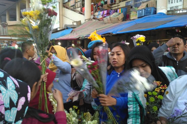 Masyarakat saat berburu bunga segar di Pasar Weleri Kendal Jawa Tengah.