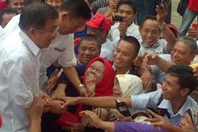 Calon wakil presiden Jusuf Kalla disambut histeris para ibu-ibu dan ratusan simpatisan pada kampanye perdananya di eks MTQ Kendari.