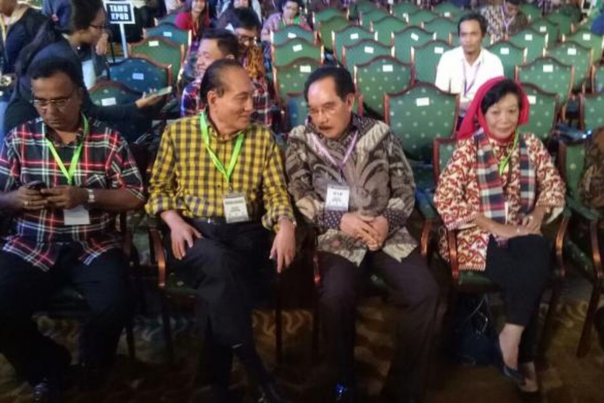 Mantan Ketua Komisi Pemberantasan Korupsi (KPK) Antasari Azhar (pakai batik cokelat) menghadiri debat publik calon gubernur-wakil gubernur DKI Jakarta, di Ruang Birawa Hotel Bidakara, Jakarta Selatan, Jumat (27/1/2017).