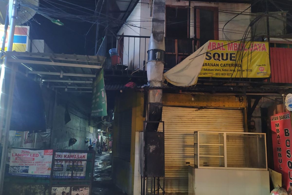 Terjadi kebakaran di sebuah warung ayam bakar di Jalan Harun Raya, Sukabumi Utara, Kebon Jeruk, Jakarta Barat pada Selasa (16/11/2021) pukul 18.51 WIB.  