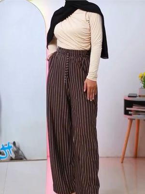 Motif garis selalu jadi andalan. Ini 6 rekomendasi celana stripe brand lokal yang nyaman, stylish, dan cocok dipakai harian hingga ke kantor.
