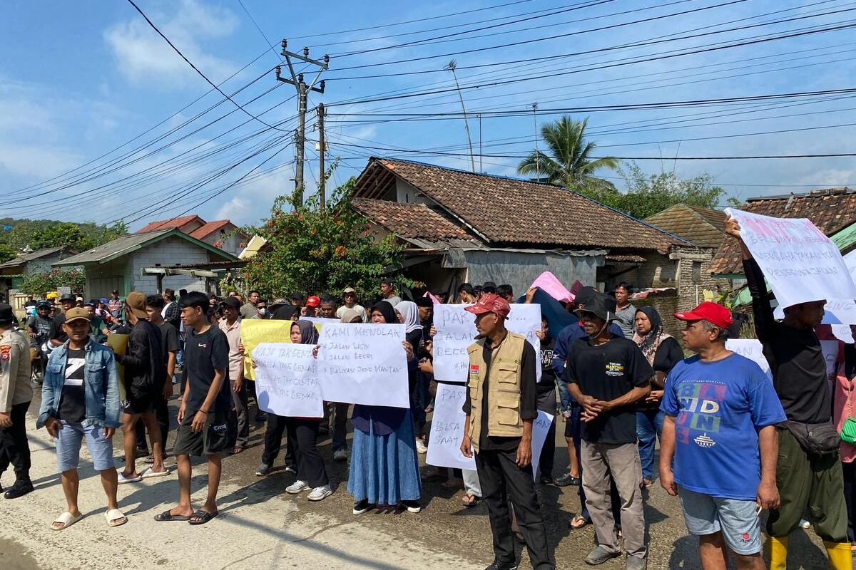 Ratusan warga Kecamatan Cimarga, Kabupaten Lebak, Banten menggelar aksi demo tambang pasir, Minggu (6/7/2025). Aksi itu digelar karena warga kesal pengusaha galian C itu melanggar aturan yang diterbitkan pemerintah.