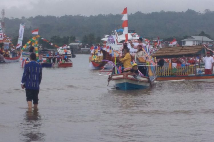 Penampilan sejumlah perahu hias menghiasi Teluk Ambon saat pembukaan Festival Pesta Teluk Ambon 2017, Jumat (8/9/2017).