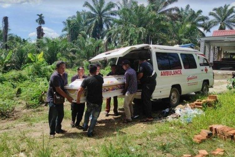 TRIBUN MEDAN/FREDY SANTOSO
Pemakaman siswa sekolah menengah pertama (SMP) di SMP Negeri I STM Hilir, berinisial RSS (14) warga Dusun I, Desa Negara Beringin, Kecamatan STM Hilir, Kabupaten Deli Serdang, RSS meninggal diduga setelah dihukum gurunya 100 kali squat jump