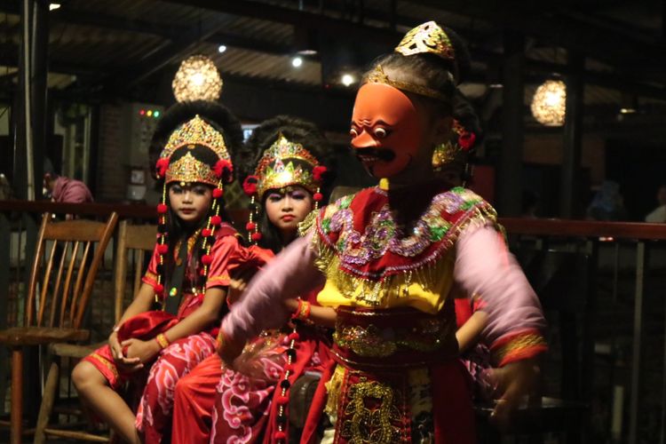 Tari Topeng Bima, merupakan tarian dasar Tari Topng aseli Cirebon yang diperankan oleh Annisa (6), dan kawan-kawannya dari Sanggar Langen Sejati di Kelapa Manis, Jumat (22/12/2017).