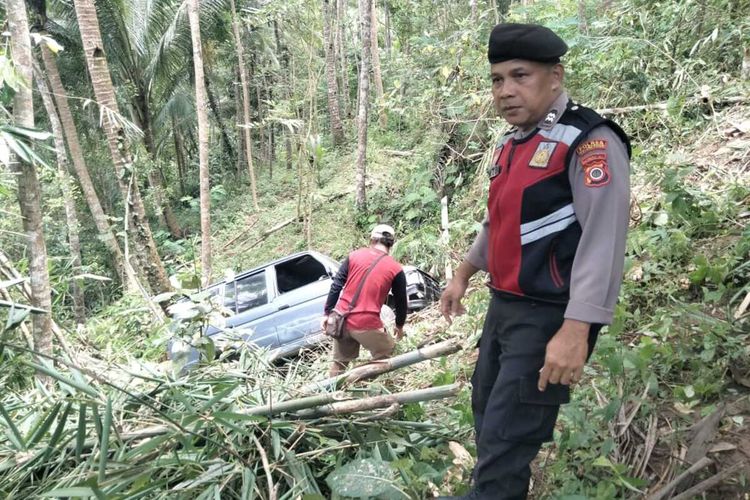 Relawan mencoba mengevakuasi Toyota Kijang jurang 15 meter di kawasan Pedukuhan Sungapan I, Kalurahan Hargotirto, Kapanewon Kokap, Kabupaten Kulon Progo, Daerah Istimewa Yogyakarta.