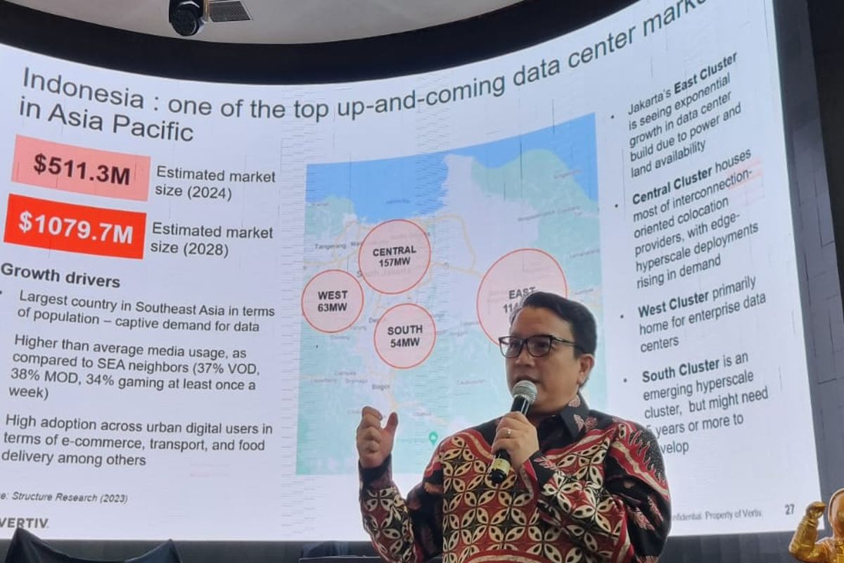 Mario Leonardo Tjandra sebagai Sales Director Vertiv di Indonesia memaparkan potensi pasar data center di Indonesia pada peresmian kantor baru di Jakarta, Kamis (20/6/2024).
