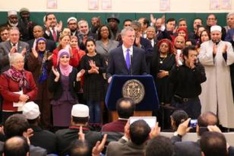 Wali Kota New York Bill de Blasio saat mengumumkan libur Idul Fitri dan Idul Adha untuk sekolah publik di New York, Rabu (4/3/2015).
