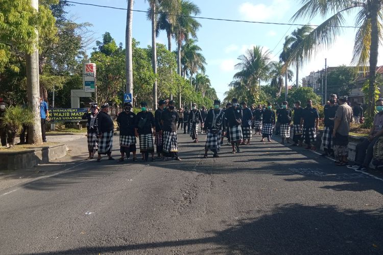 Pecalang amankan demo Tolak Omnimbus Law di depan Universitas Udayana, Denpasar, Bali, Kamis (22/10/2020).