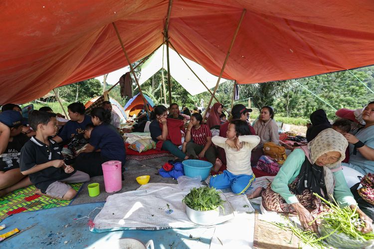 Warga di Kampung Cibeureum Kaler, Desa Cibeureum, Kecamatan Cugenang, Kabupaten Cianjur, Jawa Barat, mengungsi di tenda darurat dampak gempa bumi di Cianjur, Selasa (22/11/2022). Sedikitnya 162 orang meninggal dunia, 326 warga luka-luka, dan 13.784 orang mengungsi akibat gempa bermagnitudo 5,6 di Cianjur.