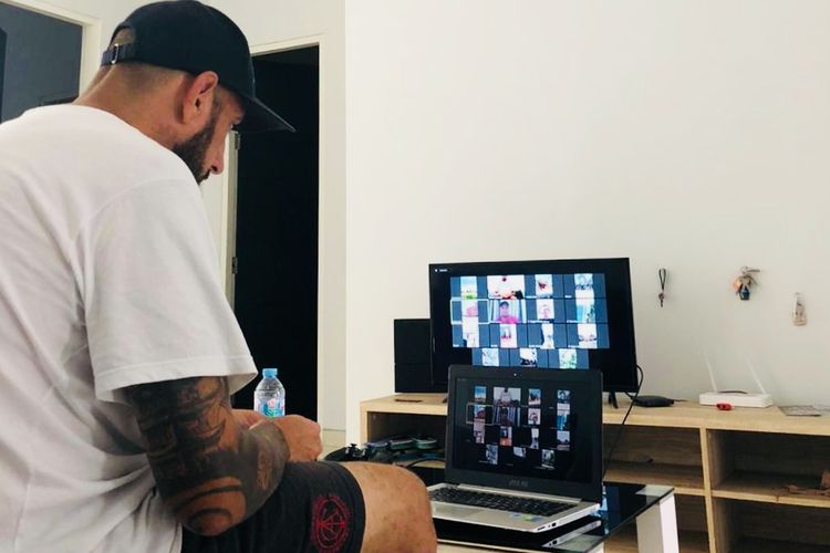 Pelatih fisik Arema FC, Marcos Gonzales saat memantau latihan online pemain saat kompetisi Liga 1 2020 dihentikan sementara akibat pandemi virus corona. 