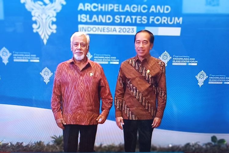 Presiden Joko Widodo bersama Perdana Menteri Timor Leste Xanana Gusmao saat menghadiri jamuan makan malam KTT AIS Forum di Hotel Westin Nusa Dua, Badung, Bali pada Selasa (10/10/2023). Kompas.com/ Yohanes Valdi Seriang Ginta