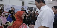 Wali Kota Hendi Serahkan Bantuan Hasil Subsidi Silang ke 193 Keluarga 