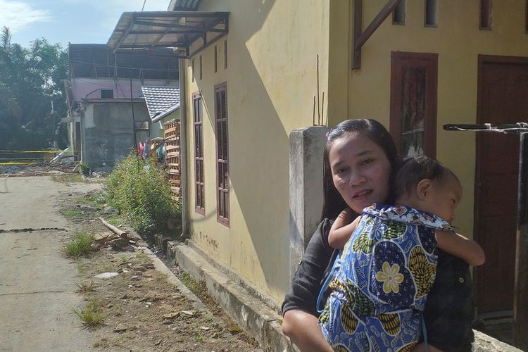 Lisa (24), warga Perumahan Mutiara Indah, Desa Kubang Jaya, Kecamatan Siak Hulu, Kabupaten Kampar, Riau, yang mengaku masih trauma dengan kejadian pesawat tempur TNI AU jatuh dekat rumahnya, Rabu (17/6/2020).
