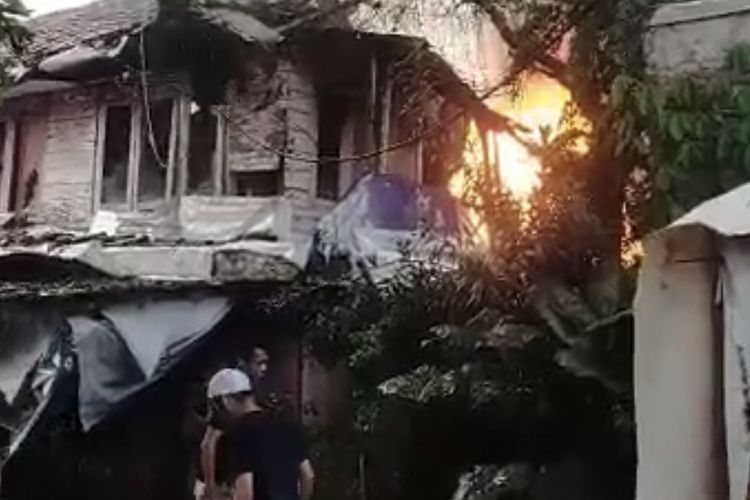 Kebakaran terjadi di kawasan permukiman padat penduduk di Jalan Menteng Wadas RT 013 RT 04, Pasar Manggis, Setiabudi, Jakarta Selatan pada Minggu (7/11/2021) sekitar pukul 13.00 WIB.