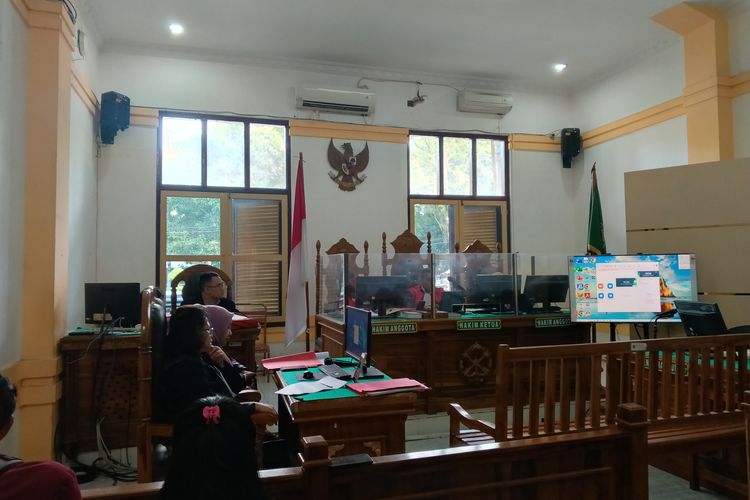 Suasana sidang vonis kasus mahasiswa bernama Dodhy (23) yang jadi kurir 135 Kg Ganja di Pengadilan Negeri Medan, Kamis (9/11/2023).