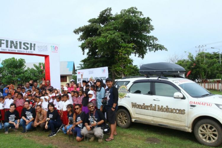 Tim Terios 7-Wonders menuntaskan ekspedisi Maluku di Morotai dengan membagikan dana pendidikan bagi 110 siswa di 11 SD, Kamis (20/7/2017).