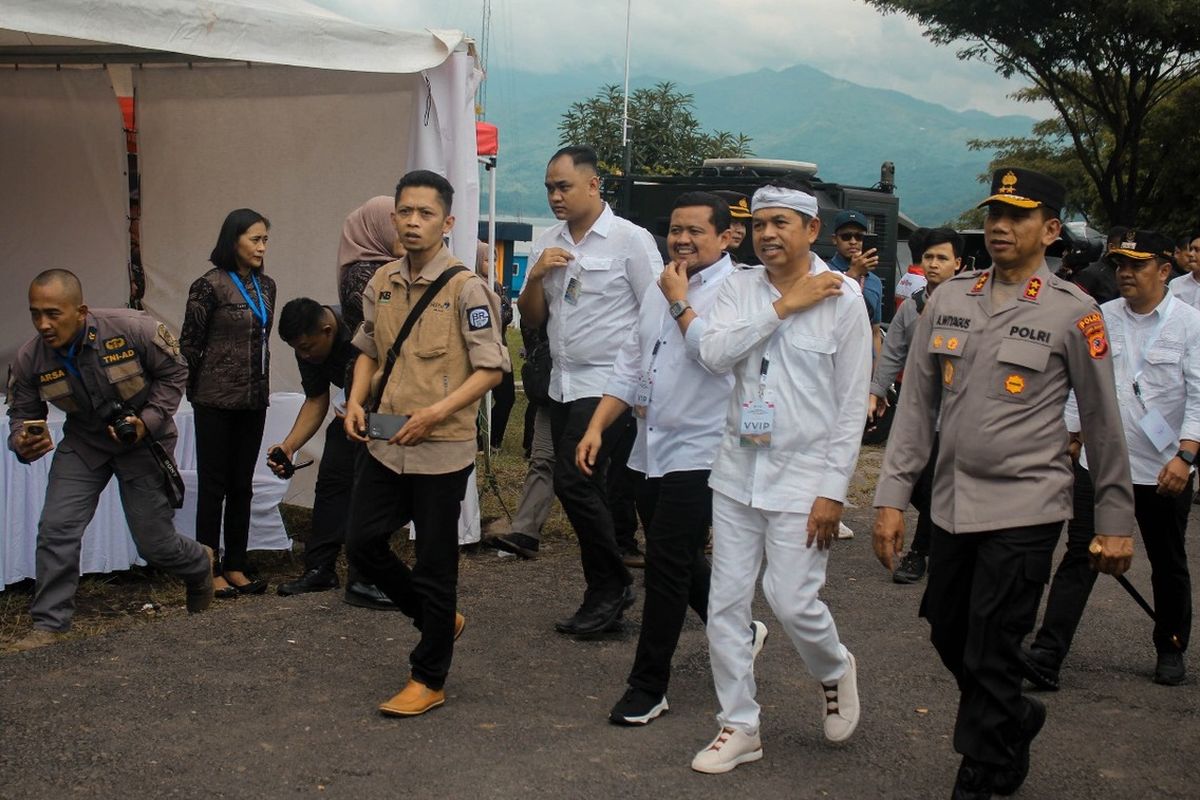 Gubernur Jabar Dedi Mulyadi jalan bareng Bupati Sumedang Dony Ahmad Munir. KOMPAS.com/AAM AMINULLAH