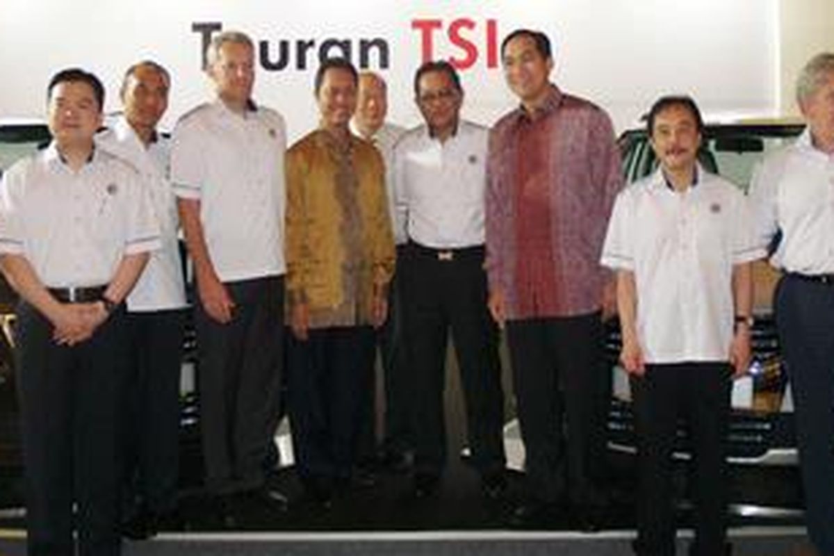 Rencana Indonesia mendirikan pabrik di Indonesia sudah dicanang sejak tahun lalu. Paling kiri, Andrew Nasuri bersama dengan eksekutif Indomobil, pejabat pemerintah dan VW Jerman.