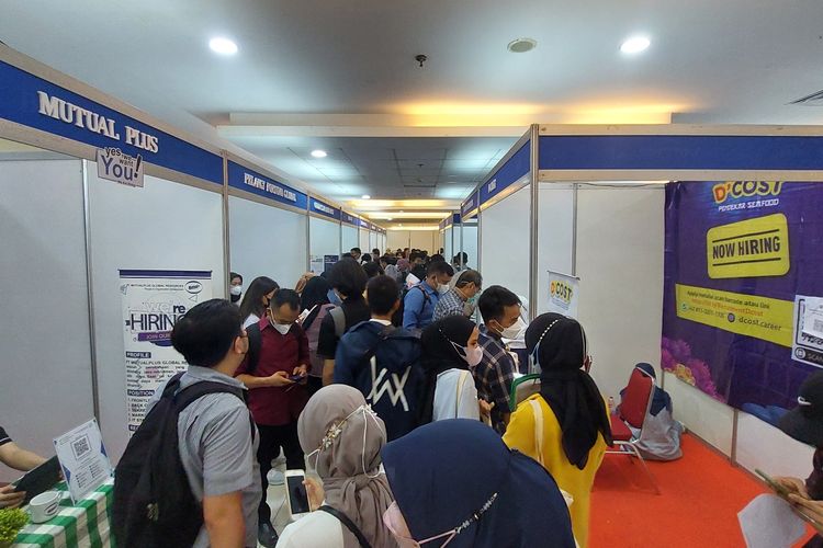 Sekitar 10.000 Pencari Kerja mengantre untuk menghadiri pameran bursa kerja atau job fair di Mall Season City, Jakarta Barat, pada Selasa (2/8/2022).