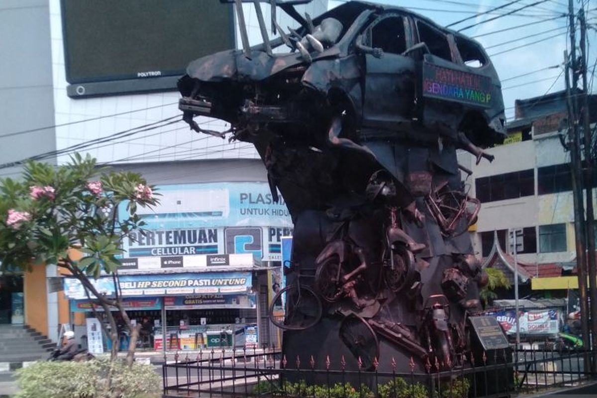 Monumen keselamatan di palang pintu rel kereta api jalan Tuparev Karawang. 