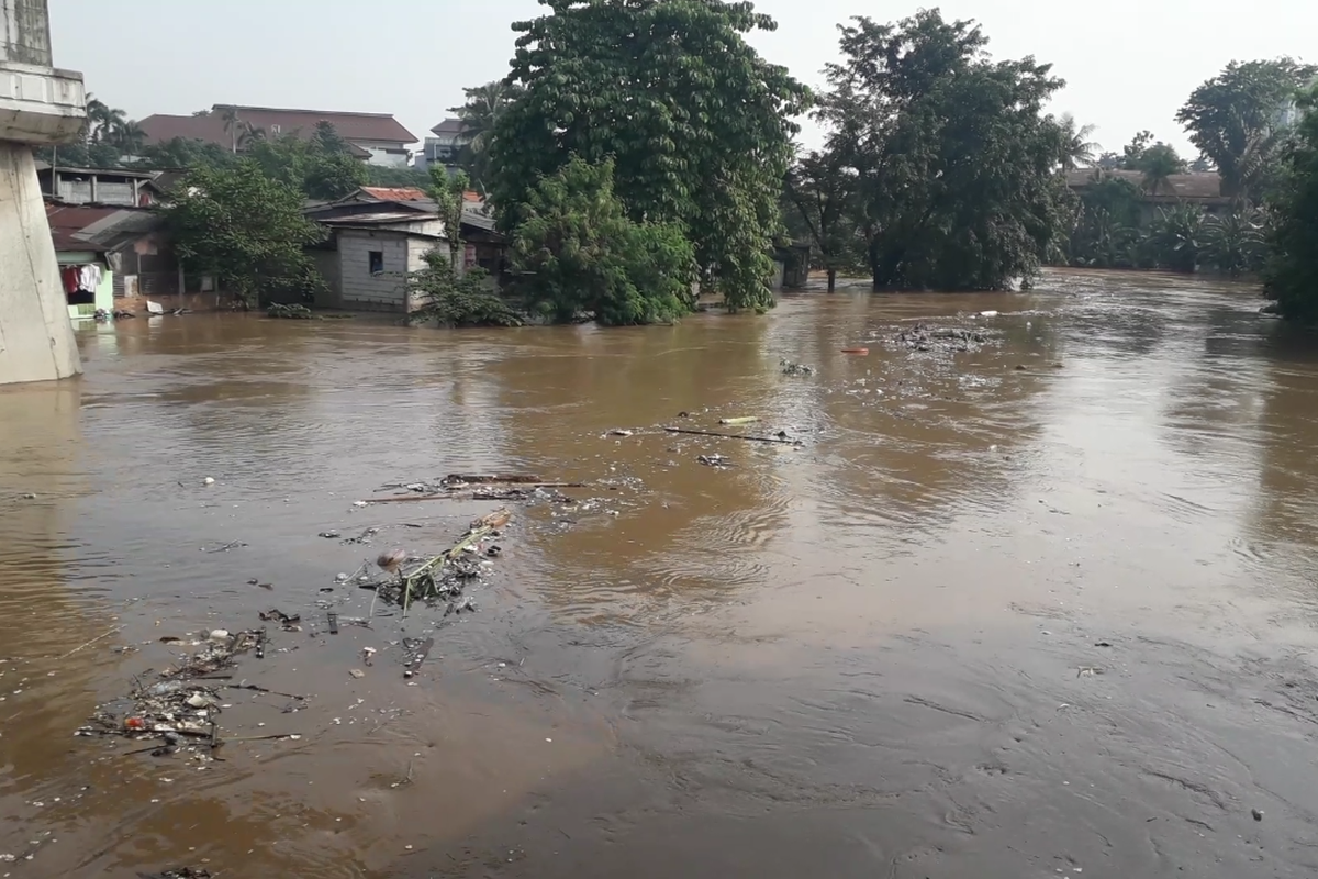 Sungai Ciliwung di sekitar Jalan Raya Kalibata meluap dan menyebabkan banjir yang merendam rumah warga, Jumat (26/4/2019) pagi.