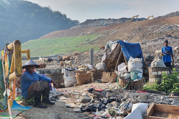 Warga berada di TPST Piyungan, Bantul, DI Yogyakarta, Rabu (11/5/2022). Warga menutup TPST Piyungan sejak Sabtu (7/5/2022) akibat permasalahan limbah dan bau selama puluhan tahun.