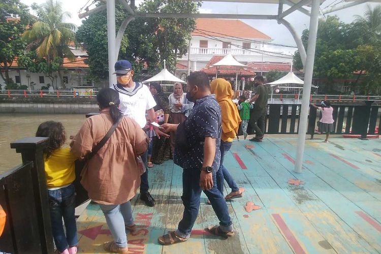 Sejumlah warga mengisi libur lebaran Idul Fitri dengan menikmati Wisata Perahu Kalimas di Surabaya, Jawa Timur, Kamis (5/5/2022).