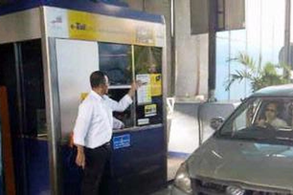 Menteri Badan Usaha Milik Negara Dahlan Iskan saat membuka Pintu Tol Ancol Barat, Jakarta, Senin (9/4/2012) untuk mengurai antrena panjang.