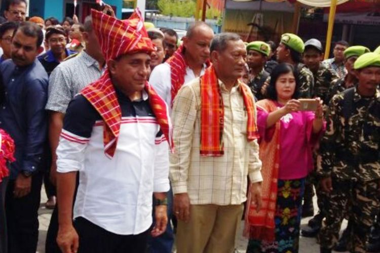 Panglima Kostrad Letjen Edy Rahmayadi (bertopi adat) mengaku serius dan siap maju menjadi gubernur Sumatera Utara, Minggu (17/9/2017)