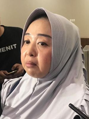 Cathy Ahadianti, istri dari Koordinator Relawan IT Badan Pemenangan Nasional (BPN) Prabowo Subianto-Sandiaga Uno, Mustofa Nahrawardaya, di Gedung Bareskrim Mabes Polri, Jakarta Selatan, Minggu (26/5/2019).