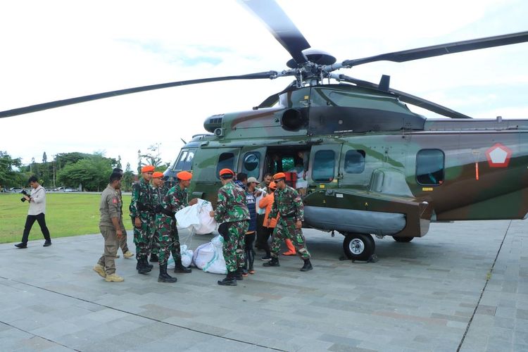 TNI AU dalam hal ini Komando Operasi Udara (Koopsud) II, mengerahkan Helikopter Caracal H-225M untuk mendistribusikan bantuan korban banjir dan tanah longsor di Kabupaten Luwu, Sulawesi Selatan. Bantuan logistik berupa paket makanan dan obat-obatan seberat satu ton itu didaratkan di Bandar Udara Andi Djemma, Luwu, Sabtu (4/5/2024). Pasukan elit Kopasgat turut dikerahkan.